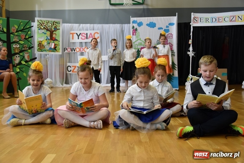 Zdjęcie w galerii na portalu naszraciborz.pl: Kobyla wygrała 1000 książek w konkursie Empiku  wiadomości z regionu