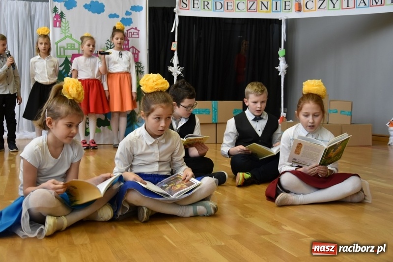 Zdjęcie w galerii na portalu naszraciborz.pl: Kobyla wygrała 1000 książek w konkursie Empiku  wiadomości z regionu