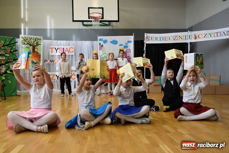 Zdjęcie w galerii na portalu naszraciborz.pl: Kobyla wygrała 1000 książek w konkursie Empiku  wiadomości z regionu