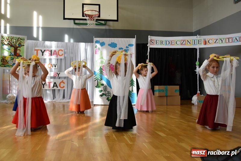 Zdjęcie w galerii na portalu naszraciborz.pl: Kobyla wygrała 1000 książek w konkursie Empiku  wiadomości z regionu