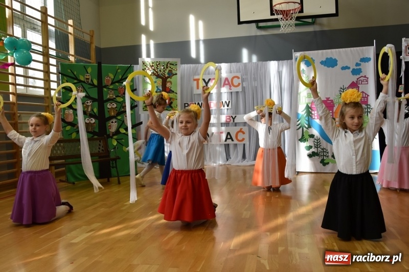 Zdjęcie w galerii na portalu naszraciborz.pl: Kobyla wygrała 1000 książek w konkursie Empiku  wiadomości z regionu