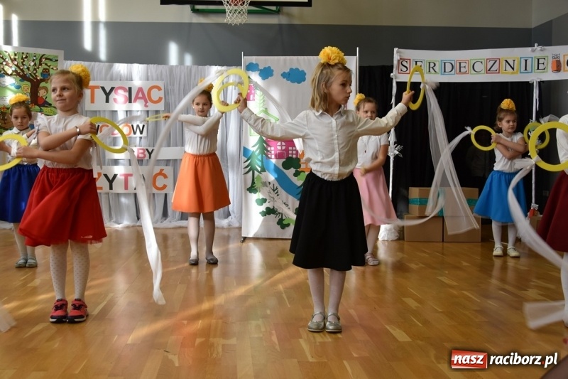 Zdjęcie w galerii na portalu naszraciborz.pl: Kobyla wygrała 1000 książek w konkursie Empiku  wiadomości z regionu