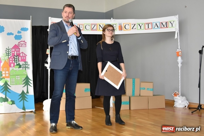 Zdjęcie w galerii na portalu naszraciborz.pl: Kobyla wygrała 1000 książek w konkursie Empiku  wiadomości z regionu