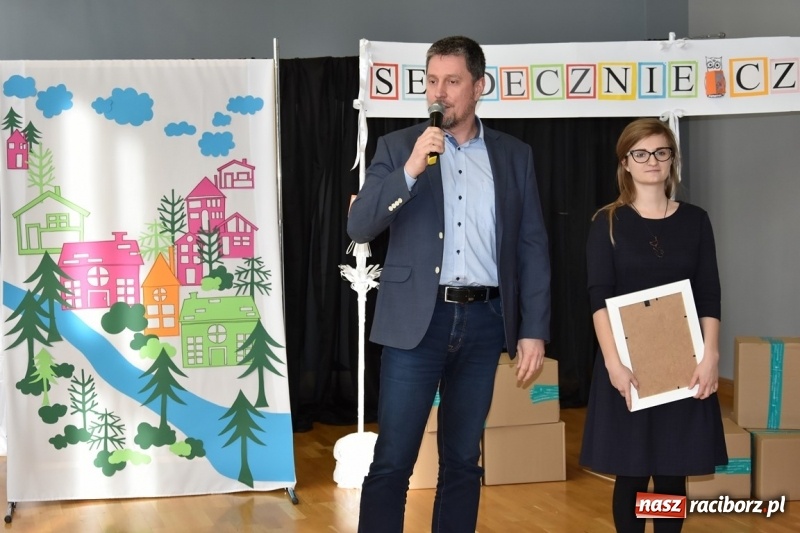 Zdjęcie w galerii na portalu naszraciborz.pl: Kobyla wygrała 1000 książek w konkursie Empiku  wiadomości z regionu