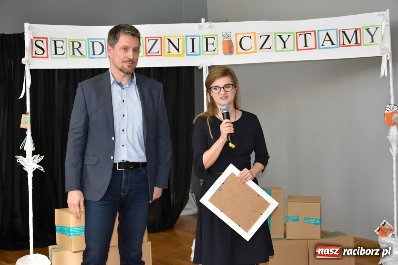 Zdjęcie w galerii na portalu naszraciborz.pl: Kobyla wygrała 1000 książek w konkursie Empiku  wiadomości z regionu