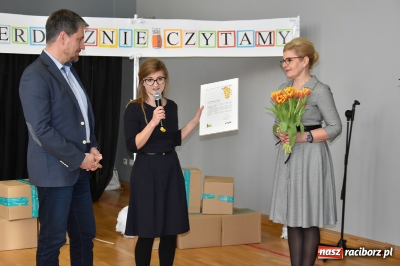 Zdjęcie w galerii na portalu naszraciborz.pl: Kobyla wygrała 1000 książek w konkursie Empiku  wiadomości z regionu