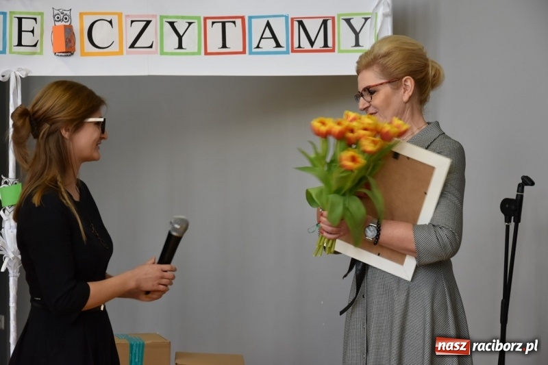 Zdjęcie w galerii na portalu naszraciborz.pl: Kobyla wygrała 1000 książek w konkursie Empiku  wiadomości z regionu