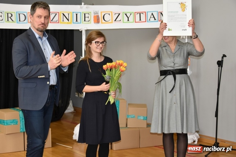 Zdjęcie w galerii na portalu naszraciborz.pl: Kobyla wygrała 1000 książek w konkursie Empiku  wiadomości z regionu