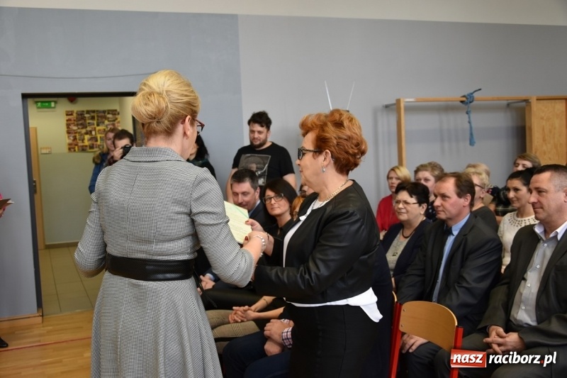 Zdjęcie w galerii na portalu naszraciborz.pl: Kobyla wygrała 1000 książek w konkursie Empiku  wiadomości z regionu