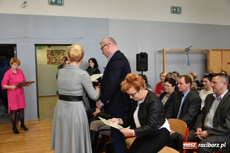 Zdjęcie w galerii na portalu naszraciborz.pl: Kobyla wygrała 1000 książek w konkursie Empiku  wiadomości z regionu