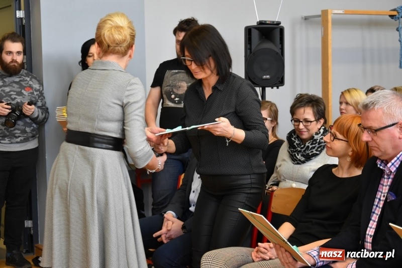 Zdjęcie w galerii na portalu naszraciborz.pl: Kobyla wygrała 1000 książek w konkursie Empiku  wiadomości z regionu