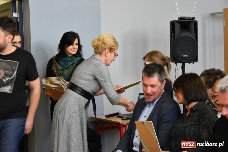 Zdjęcie w galerii na portalu naszraciborz.pl: Kobyla wygrała 1000 książek w konkursie Empiku  wiadomości z regionu