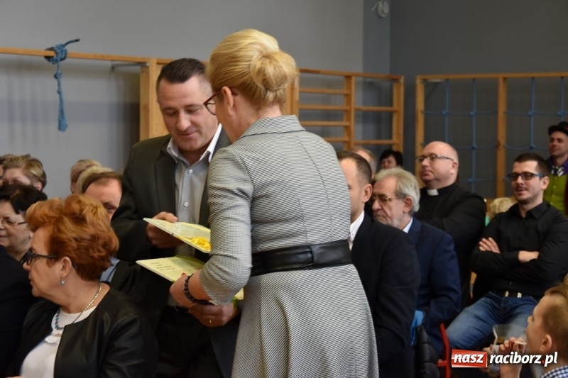 Zdjęcie w galerii na portalu naszraciborz.pl: Kobyla wygrała 1000 książek w konkursie Empiku  wiadomości z regionu