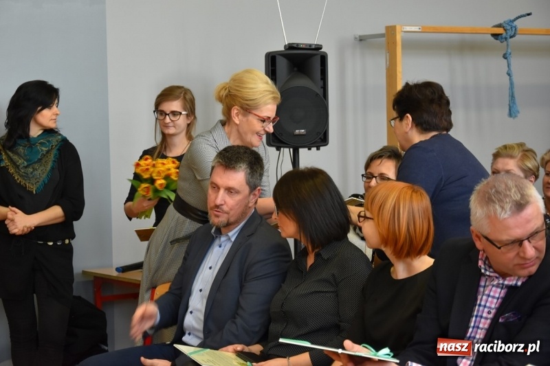 Zdjęcie w galerii na portalu naszraciborz.pl: Kobyla wygrała 1000 książek w konkursie Empiku  wiadomości z regionu