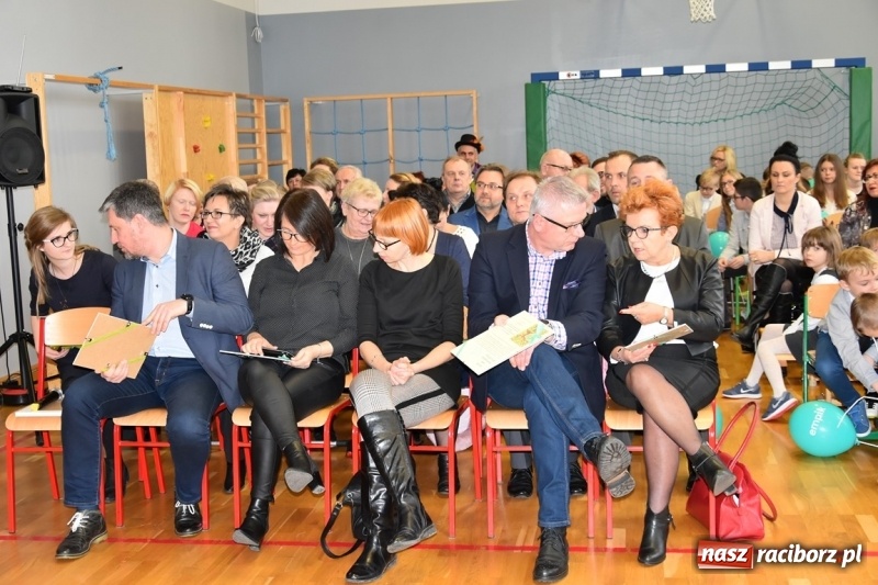 Zdjęcie w galerii na portalu naszraciborz.pl: Kobyla wygrała 1000 książek w konkursie Empiku  wiadomości z regionu