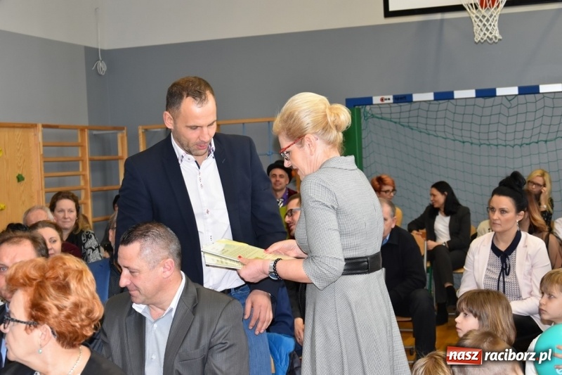 Zdjęcie w galerii na portalu naszraciborz.pl: Kobyla wygrała 1000 książek w konkursie Empiku  wiadomości z regionu