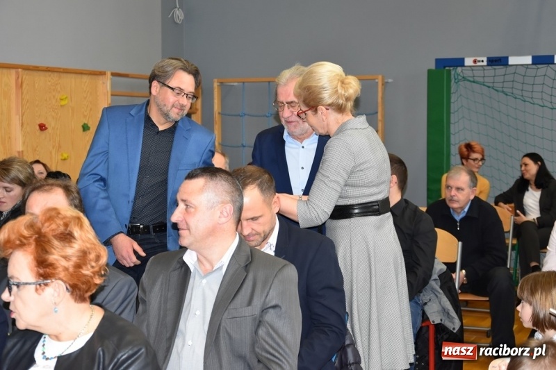 Zdjęcie w galerii na portalu naszraciborz.pl: Kobyla wygrała 1000 książek w konkursie Empiku  wiadomości z regionu