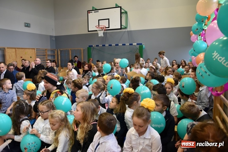 Zdjęcie w galerii na portalu naszraciborz.pl: Kobyla wygrała 1000 książek w konkursie Empiku  wiadomości z regionu