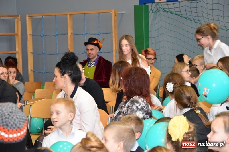 Zdjęcie w galerii na portalu naszraciborz.pl: Kobyla wygrała 1000 książek w konkursie Empiku  wiadomości z regionu