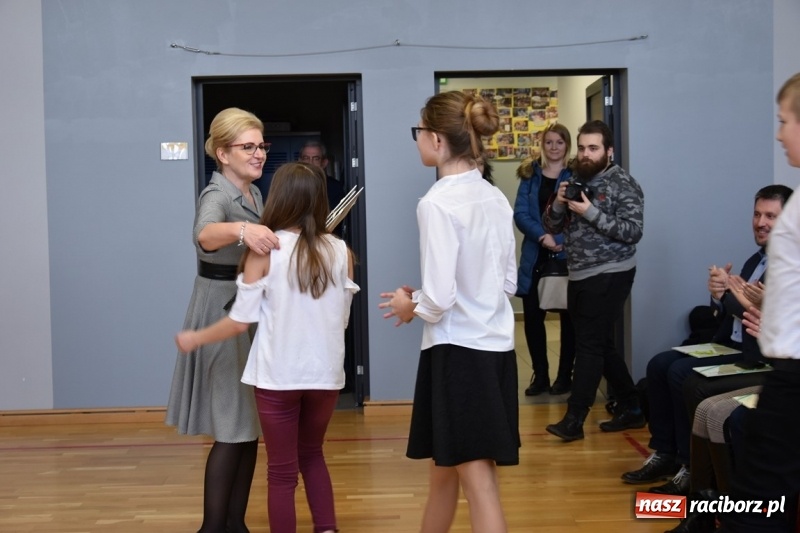 Zdjęcie w galerii na portalu naszraciborz.pl: Kobyla wygrała 1000 książek w konkursie Empiku  wiadomości z regionu