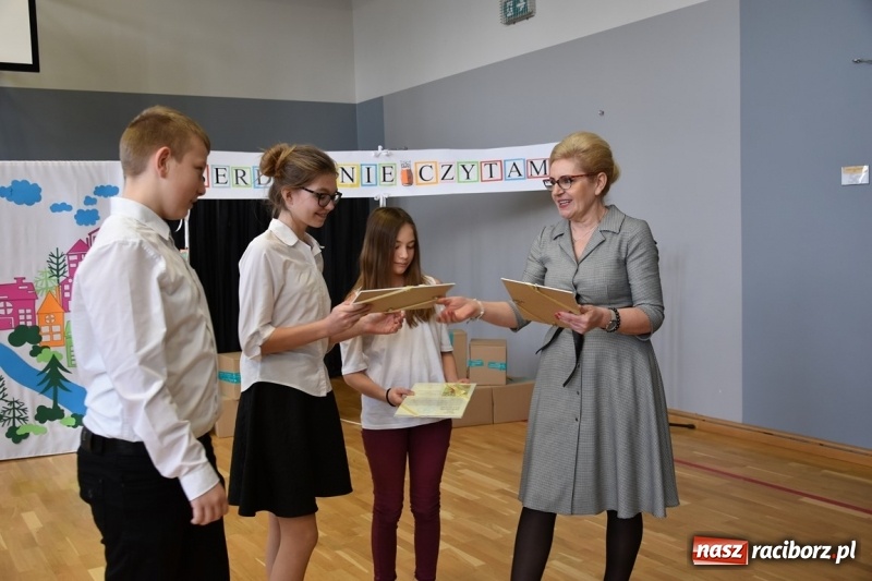 Zdjęcie w galerii na portalu naszraciborz.pl: Kobyla wygrała 1000 książek w konkursie Empiku  wiadomości z regionu