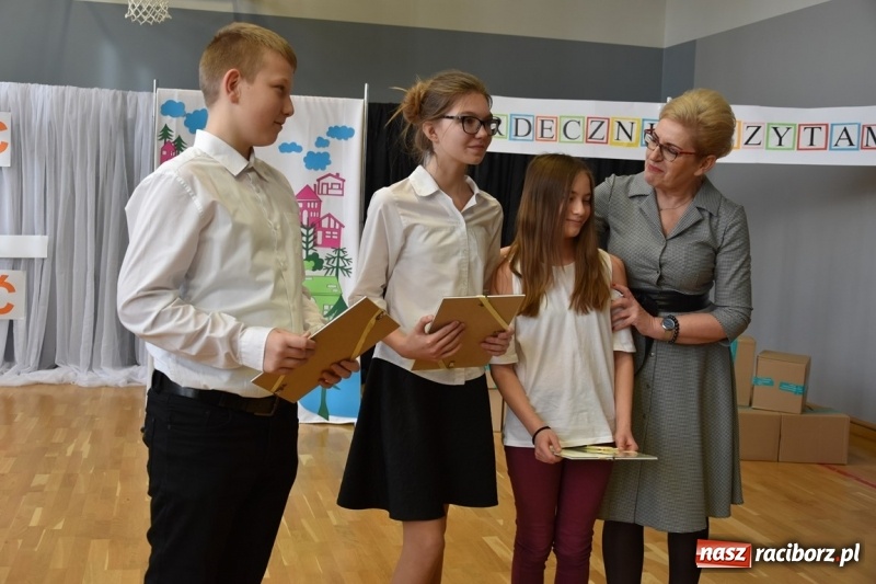 Zdjęcie w galerii na portalu naszraciborz.pl: Kobyla wygrała 1000 książek w konkursie Empiku  wiadomości z regionu