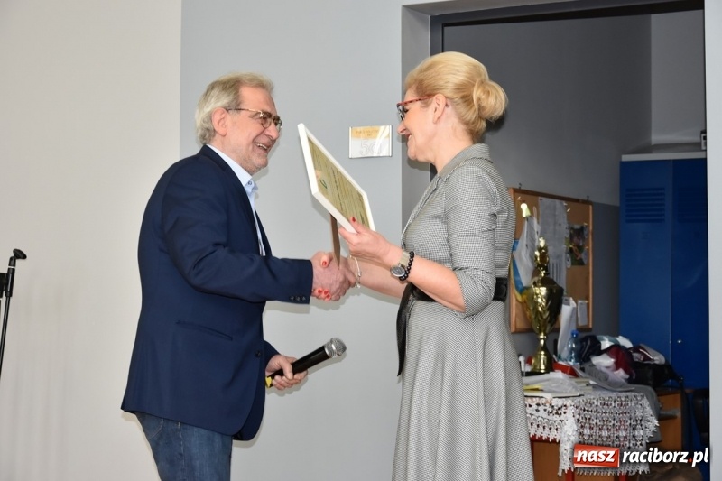 Zdjęcie w galerii na portalu naszraciborz.pl: Kobyla wygrała 1000 książek w konkursie Empiku  wiadomości z regionu