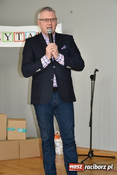 Zdjęcie w galerii na portalu naszraciborz.pl: Kobyla wygrała 1000 książek w konkursie Empiku  wiadomości z regionu