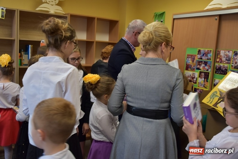 Zdjęcie w galerii na portalu naszraciborz.pl: Kobyla wygrała 1000 książek w konkursie Empiku  wiadomości z regionu