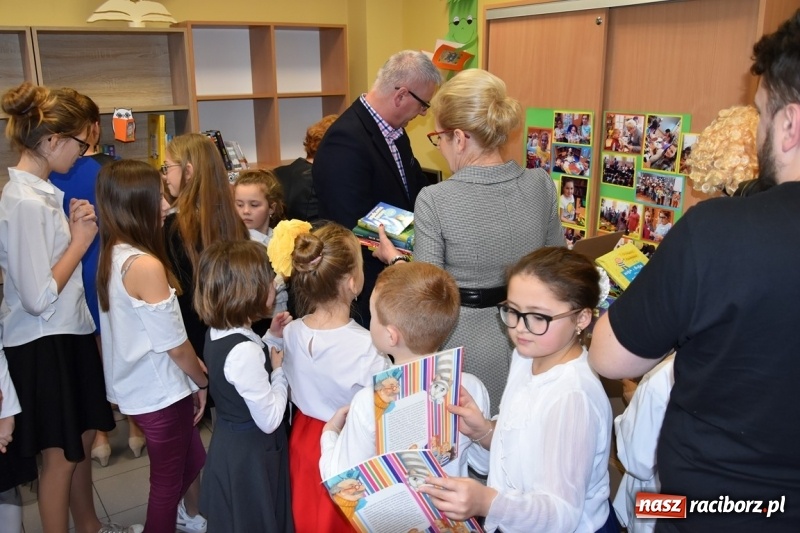 Zdjęcie w galerii na portalu naszraciborz.pl: Kobyla wygrała 1000 książek w konkursie Empiku  wiadomości z regionu