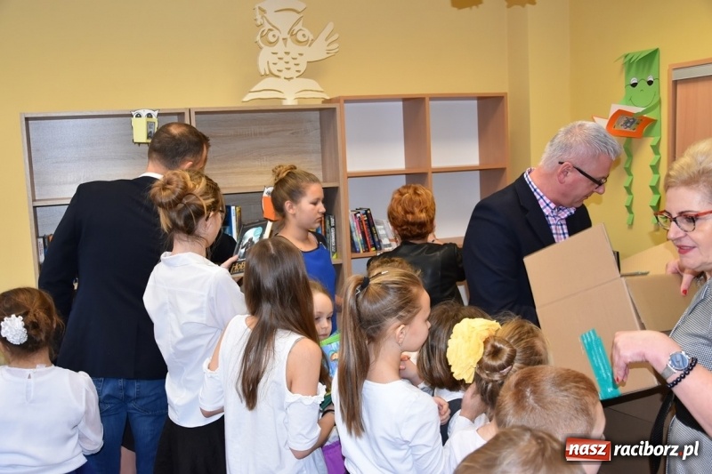 Zdjęcie w galerii na portalu naszraciborz.pl: Kobyla wygrała 1000 książek w konkursie Empiku  wiadomości z regionu