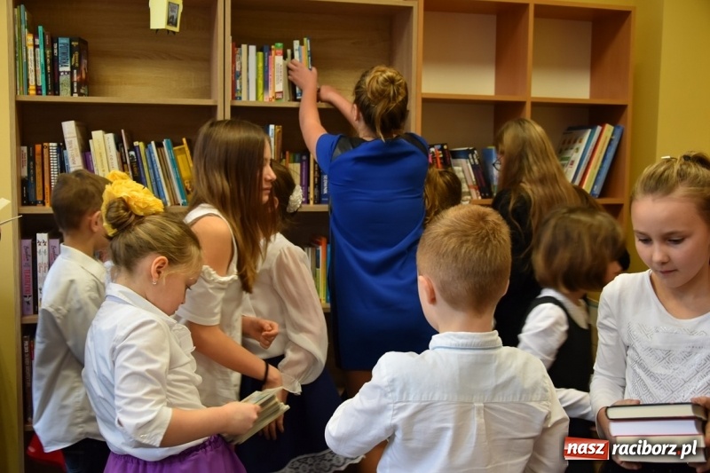 Zdjęcie w galerii na portalu naszraciborz.pl: Kobyla wygrała 1000 książek w konkursie Empiku  wiadomości z regionu