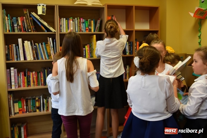 Zdjęcie w galerii na portalu naszraciborz.pl: Kobyla wygrała 1000 książek w konkursie Empiku  wiadomości z regionu