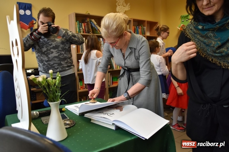 Zdjęcie w galerii na portalu naszraciborz.pl: Kobyla wygrała 1000 książek w konkursie Empiku  wiadomości z regionu