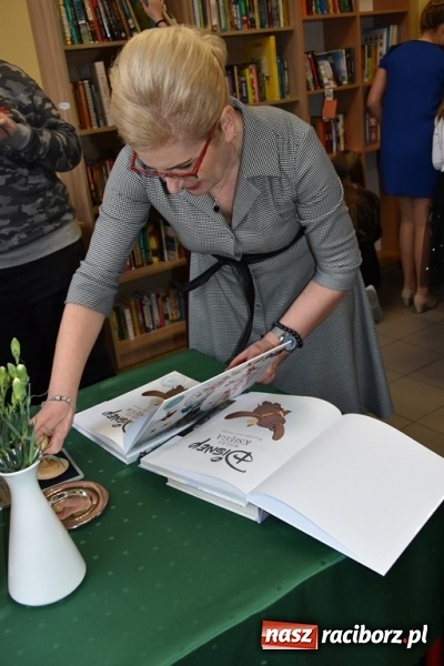 Zdjęcie w galerii na portalu naszraciborz.pl: Kobyla wygrała 1000 książek w konkursie Empiku  wiadomości z regionu