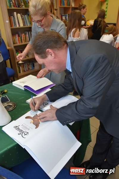 Zdjęcie w galerii na portalu naszraciborz.pl: Kobyla wygrała 1000 książek w konkursie Empiku  wiadomości z regionu