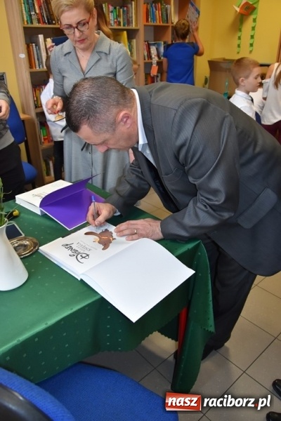 Zdjęcie w galerii na portalu naszraciborz.pl: Kobyla wygrała 1000 książek w konkursie Empiku  wiadomości z regionu