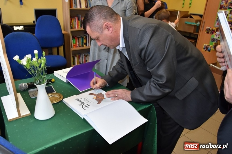 Zdjęcie w galerii na portalu naszraciborz.pl: Kobyla wygrała 1000 książek w konkursie Empiku  wiadomości z regionu