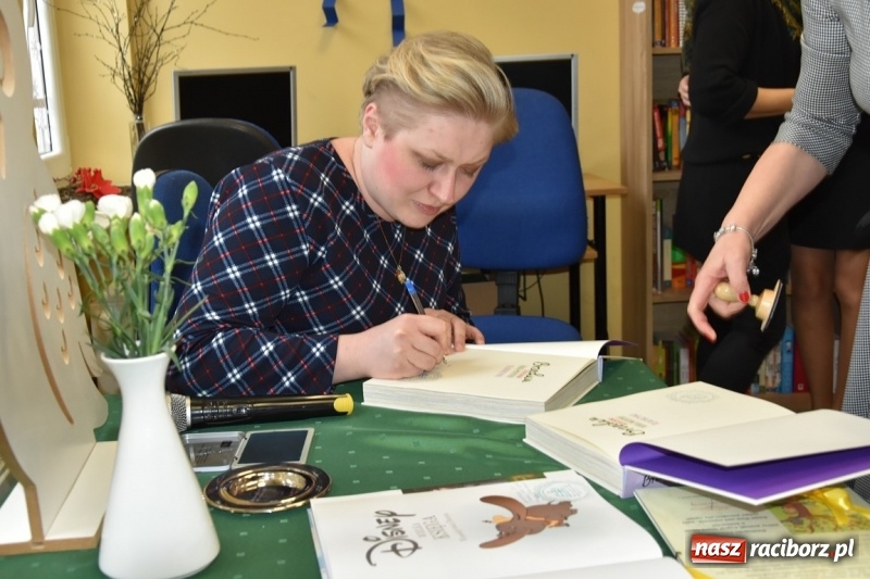 Zdjęcie w galerii na portalu naszraciborz.pl: Kobyla wygrała 1000 książek w konkursie Empiku  wiadomości z regionu