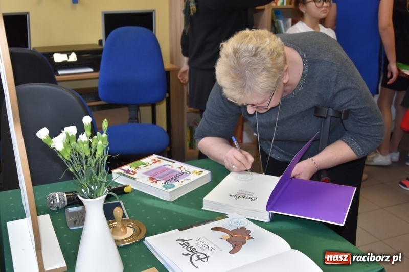 Zdjęcie w galerii na portalu naszraciborz.pl: Kobyla wygrała 1000 książek w konkursie Empiku  wiadomości z regionu