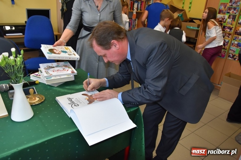 Zdjęcie w galerii na portalu naszraciborz.pl: Kobyla wygrała 1000 książek w konkursie Empiku  wiadomości z regionu