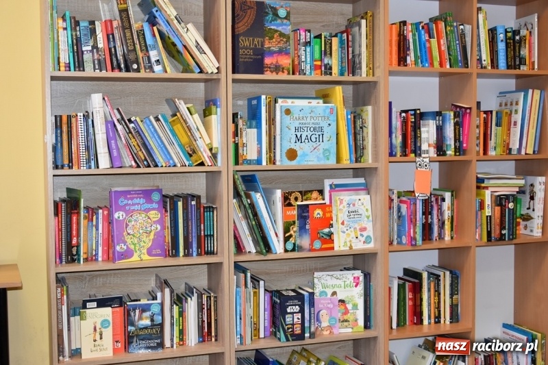 Zdjęcie w galerii na portalu naszraciborz.pl: Kobyla wygrała 1000 książek w konkursie Empiku  wiadomości z regionu