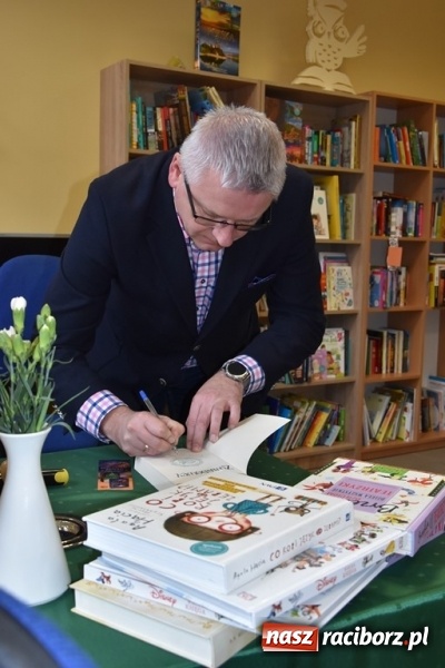 Zdjęcie w galerii na portalu naszraciborz.pl: Kobyla wygrała 1000 książek w konkursie Empiku  wiadomości z regionu