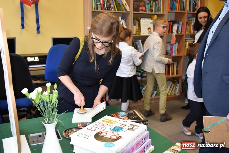 Zdjęcie w galerii na portalu naszraciborz.pl: Kobyla wygrała 1000 książek w konkursie Empiku  wiadomości z regionu
