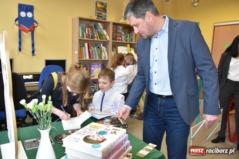 Zdjęcie w galerii na portalu naszraciborz.pl: Kobyla wygrała 1000 książek w konkursie Empiku  wiadomości z regionu