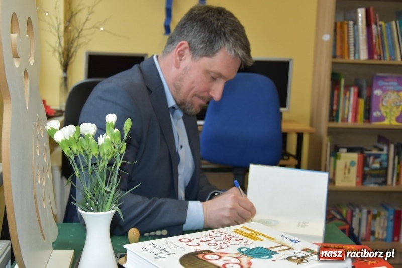 Zdjęcie w galerii na portalu naszraciborz.pl: Kobyla wygrała 1000 książek w konkursie Empiku  wiadomości z regionu