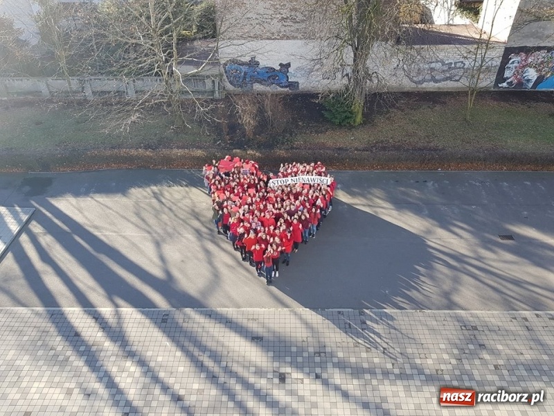 Zdjęcie w galerii na portalu naszraciborz.pl: Wielkie serce w II LO w Raciborzu  wiadomości z regionu