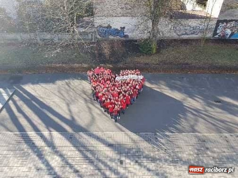Zdjęcie w galerii na portalu naszraciborz.pl: Wielkie serce w II LO w Raciborzu  wiadomości z regionu