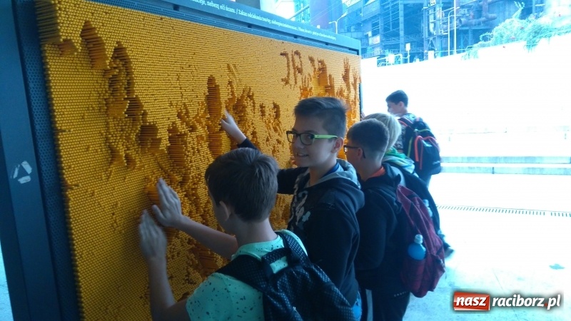 Zdjęcie w galerii na portalu naszraciborz.pl: Matematyczni Ryśliciele promują swoją książkę w powiecie! wiadomości z regionu