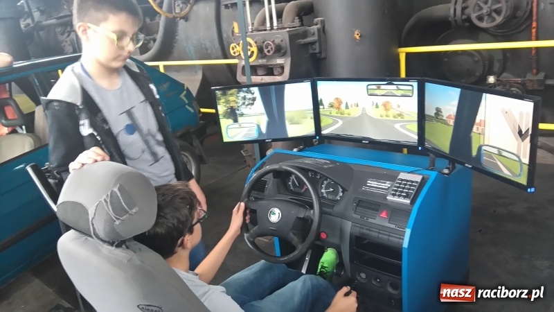 Zdjęcie w galerii na portalu naszraciborz.pl: Matematyczni Ryśliciele promują swoją książkę w powiecie! wiadomości z regionu